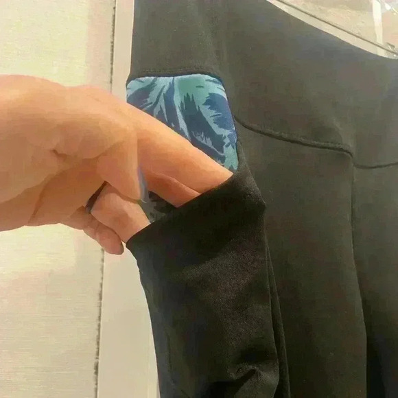 NWT Body Glove Blue Palm Print Capris Leggings with Side pockets Sz M - Picture 3 of 6